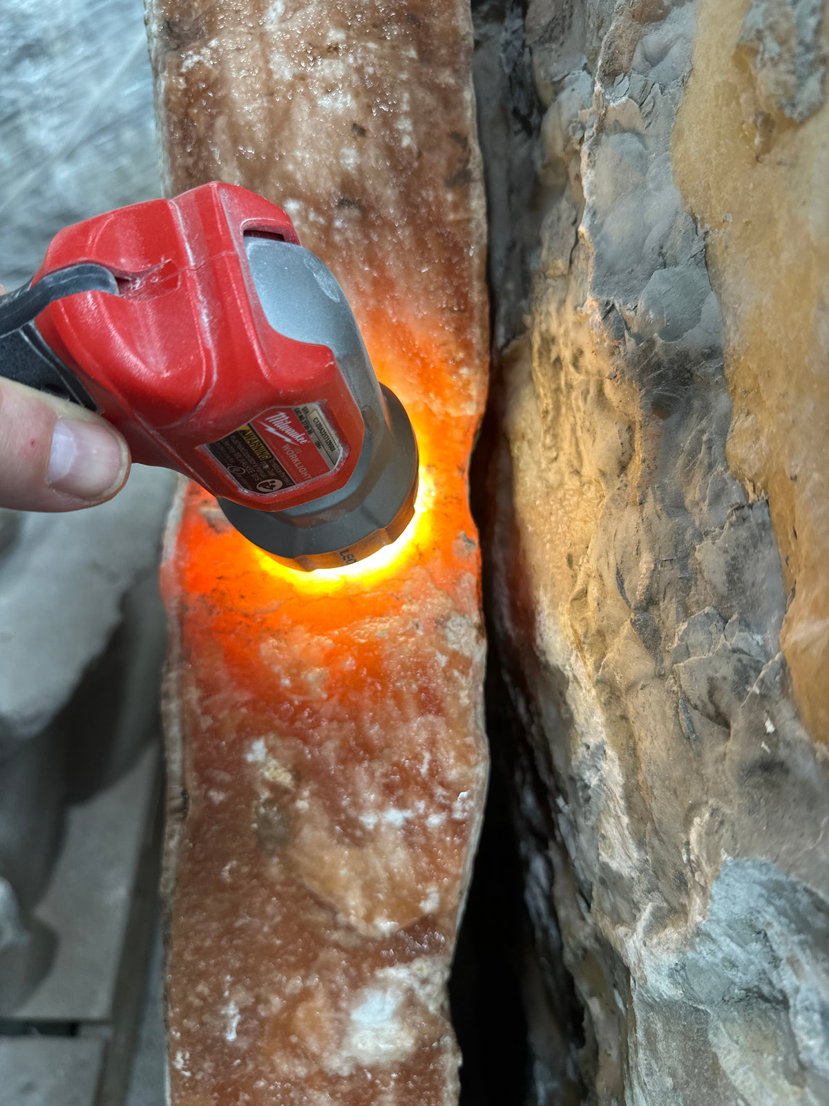 Alabaster Oren Merah Lutsinar Per Paun